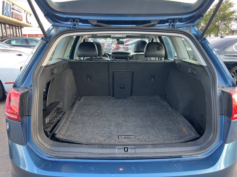 Volkswagen Golf Alltrack Vehicle Image 09