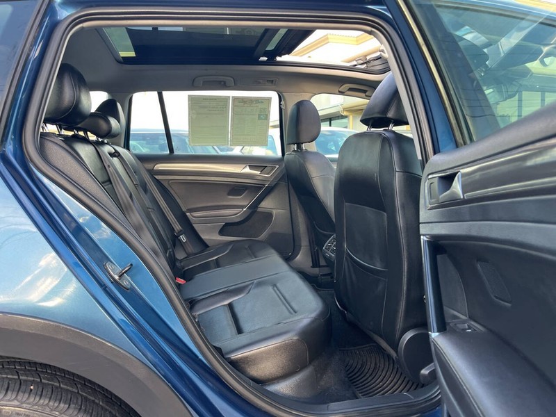 Volkswagen Golf Alltrack Vehicle Image 10