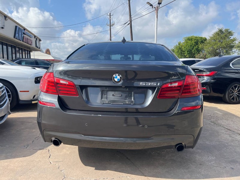 BMW 5 Series Vehicle Image 04
