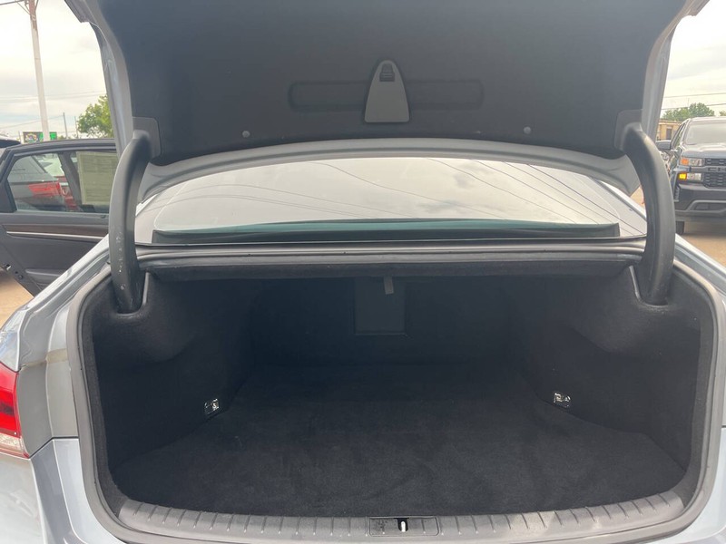 Genesis G80 Vehicle Image 15