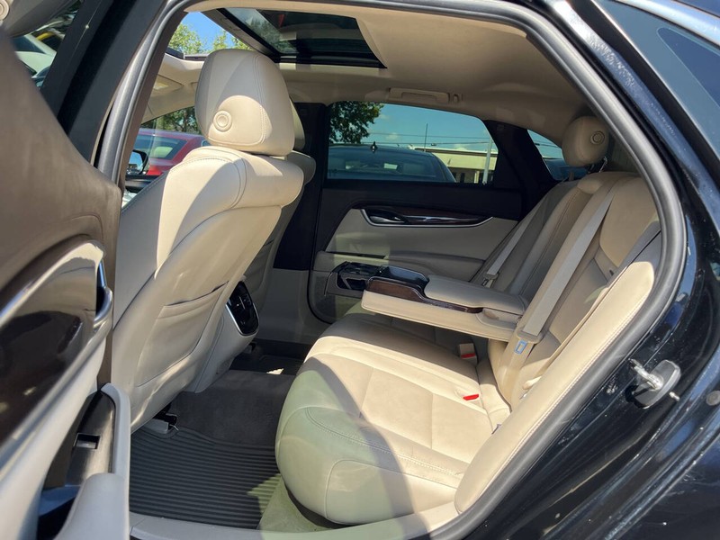 Cadillac XTS Vehicle Image 10