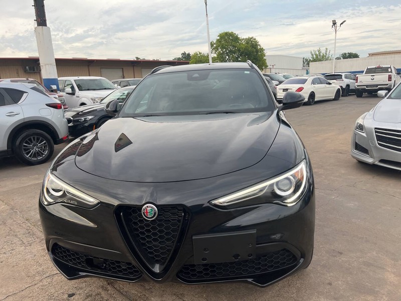 Alfa Romeo Stelvio Vehicle Image 02