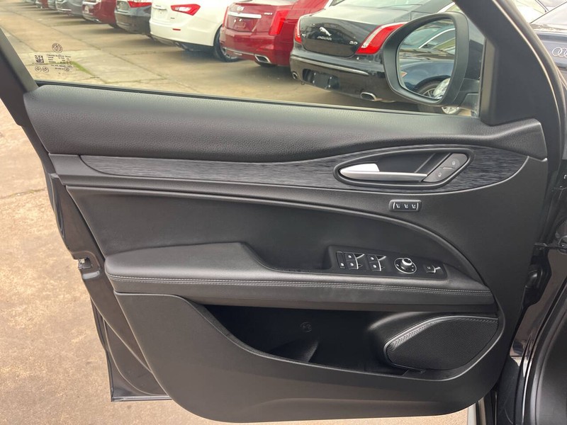Alfa Romeo Stelvio Vehicle Image 06