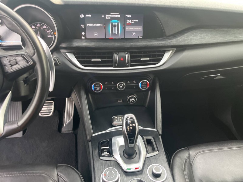 Alfa Romeo Stelvio Vehicle Image 12
