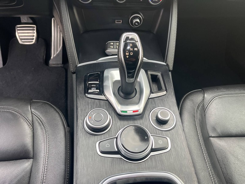 Alfa Romeo Stelvio Vehicle Image 13