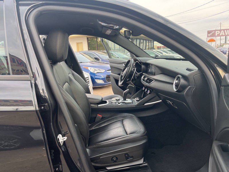Alfa Romeo Stelvio Vehicle Image 21