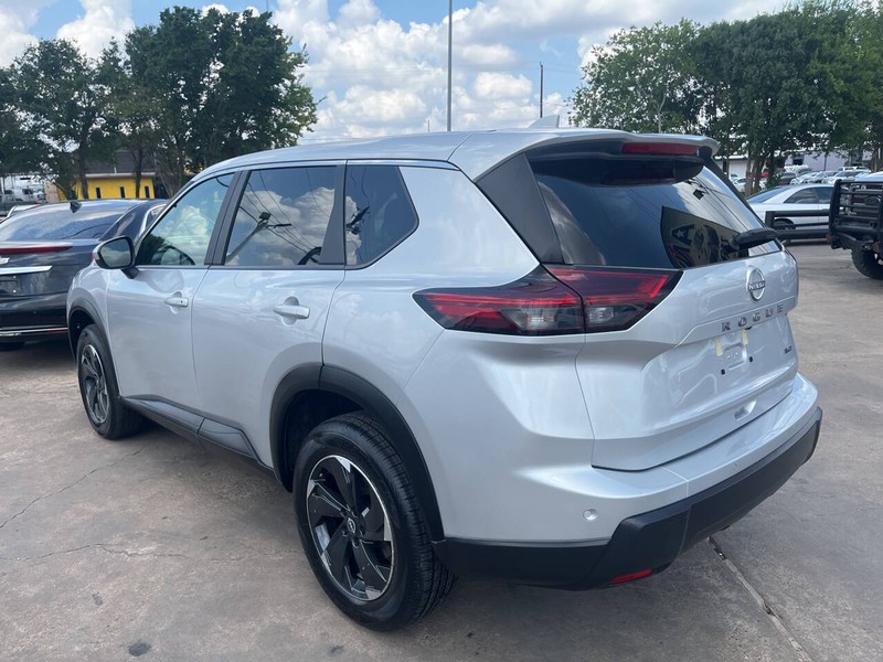 Nissan Rogue Vehicle Image 04