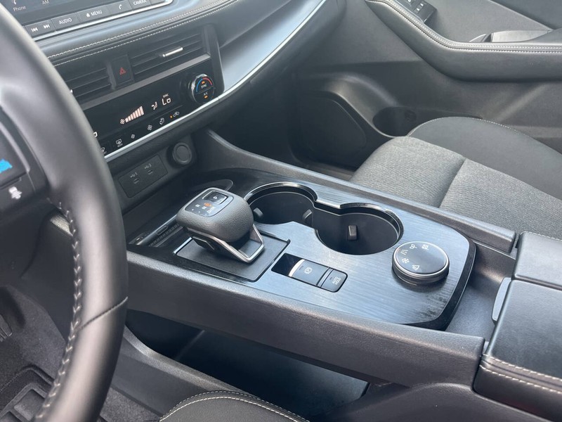 Nissan Rogue Vehicle Image 12