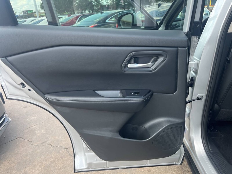 Nissan Rogue Vehicle Image 13