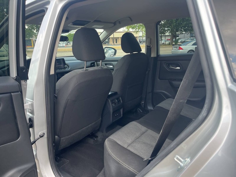 Nissan Rogue Vehicle Image 14