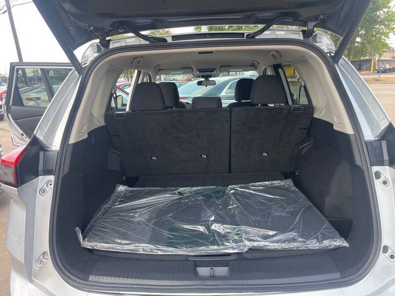 Nissan Rogue Vehicle Image 16