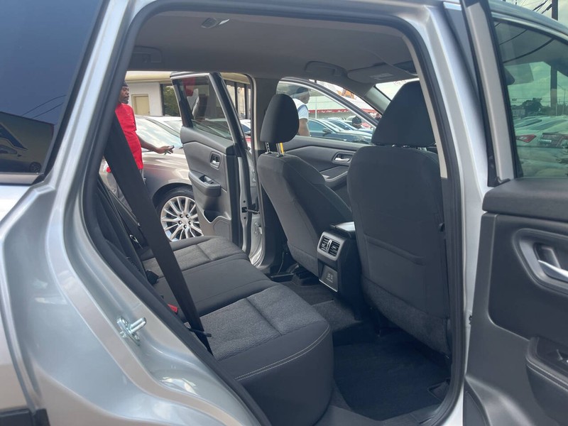 Nissan Rogue Vehicle Image 18
