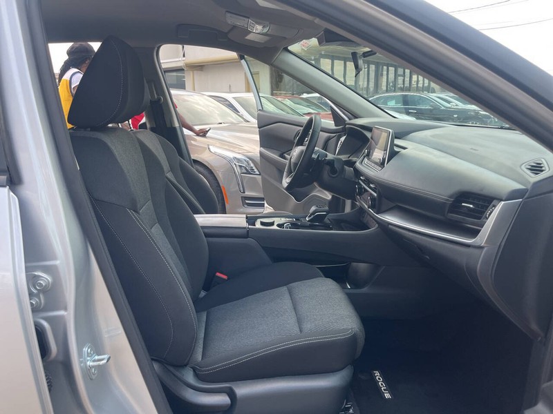 Nissan Rogue Vehicle Image 19