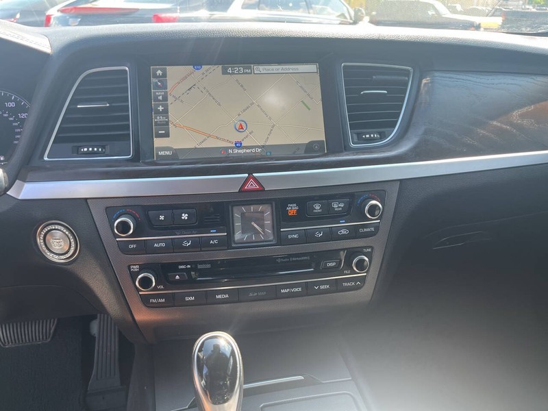 Genesis G80 Vehicle Image 14