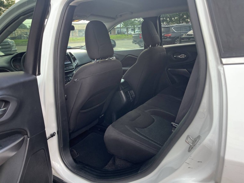 Jeep Cherokee Vehicle Image 12
