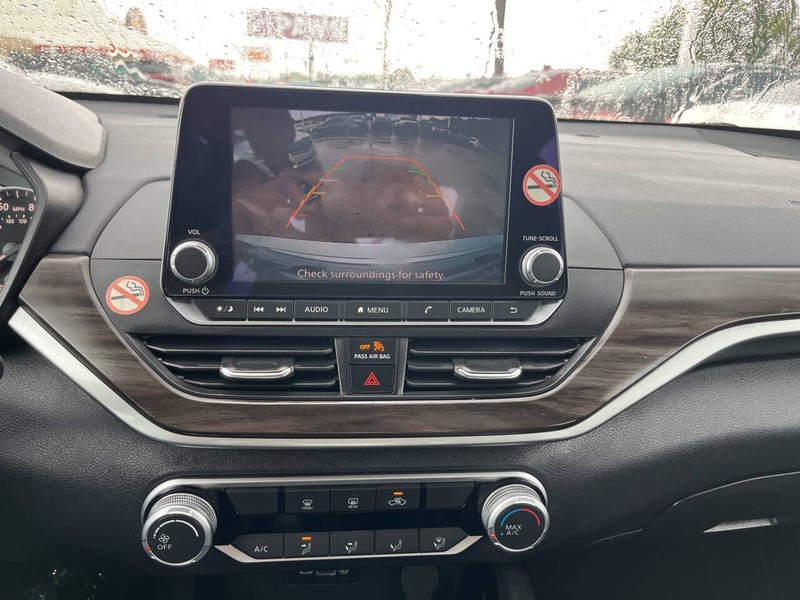 Nissan Altima Vehicle Image 13