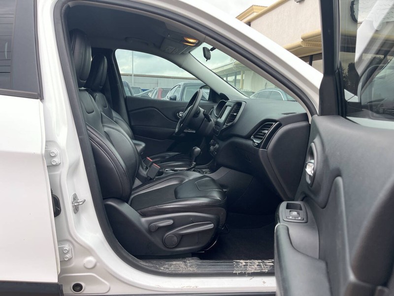 Jeep Cherokee Vehicle Image 11