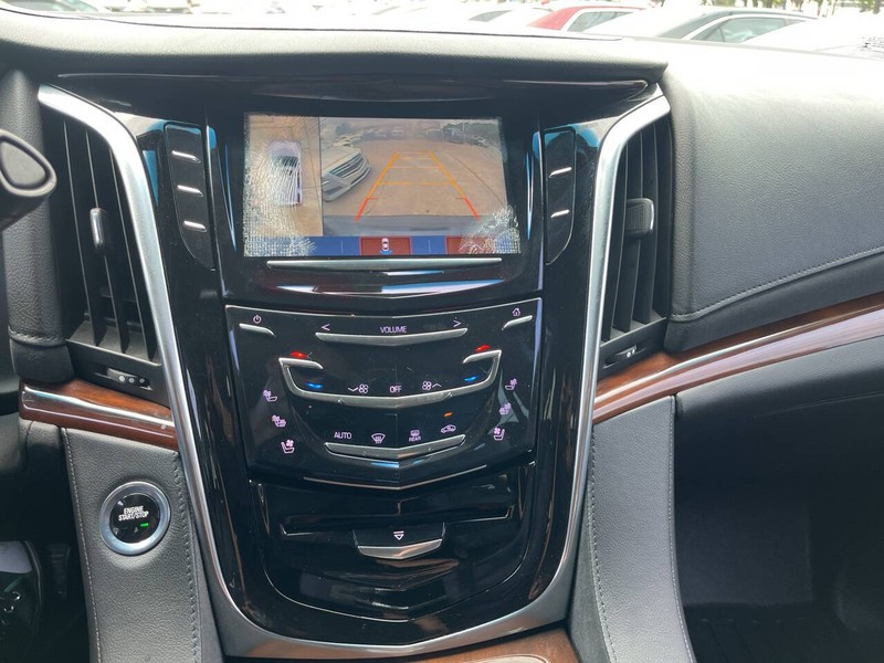 Cadillac Escalade Vehicle Image 14