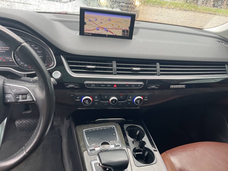 Audi Q7 Vehicle Image 09