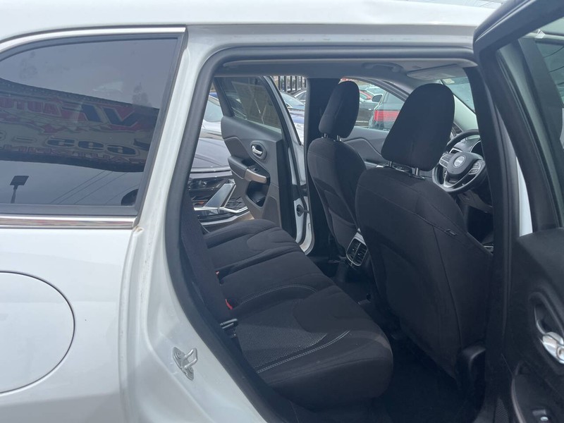 Jeep Cherokee Vehicle Image 15