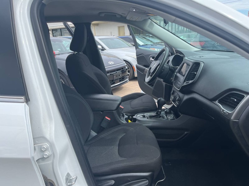 Jeep Cherokee Vehicle Image 16