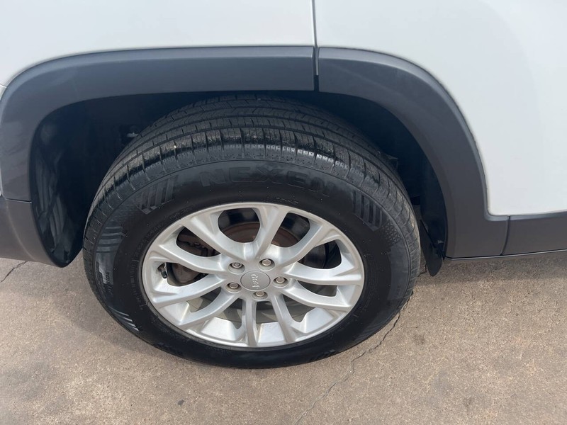 Jeep Cherokee Vehicle Image 17