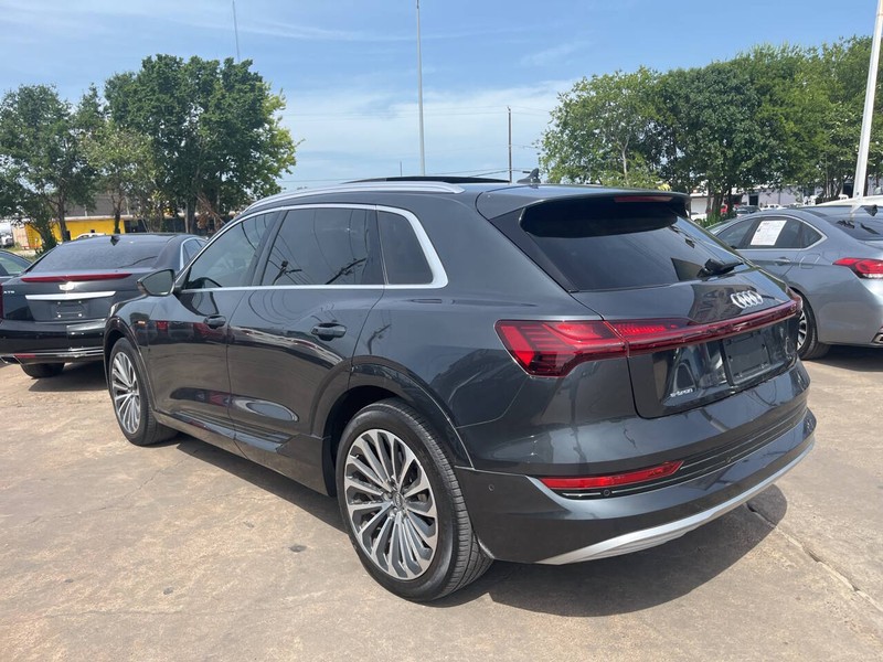 Audi e-tron Vehicle Image 06