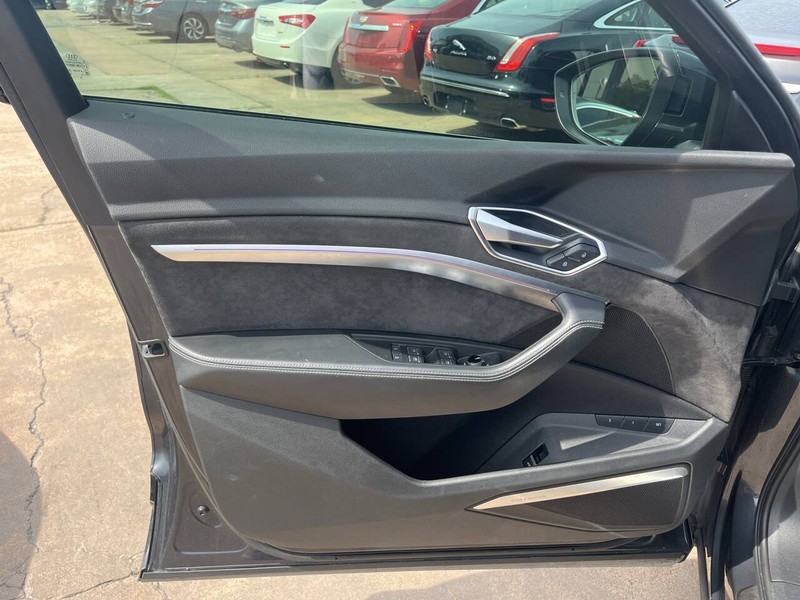 Audi e-tron Vehicle Image 07