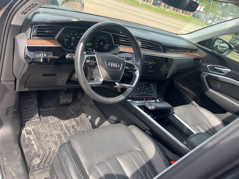 Audi e-tron Vehicle Image 08