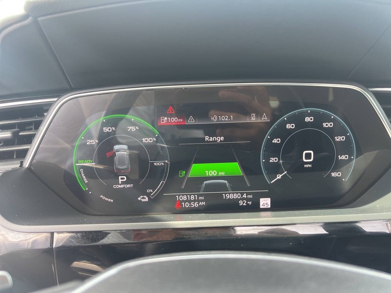 Audi e-tron Vehicle Image 12