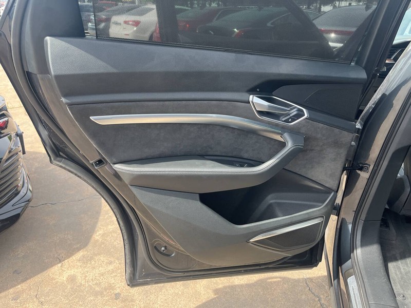 Audi e-tron Vehicle Image 16