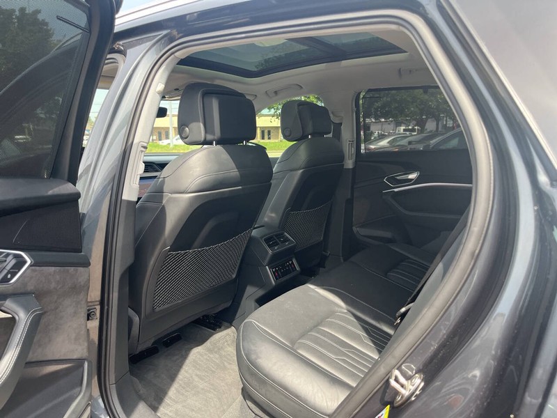 Audi e-tron Vehicle Image 17
