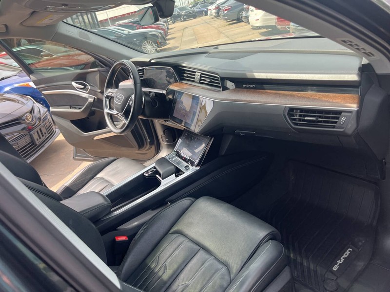 Audi e-tron Vehicle Image 22