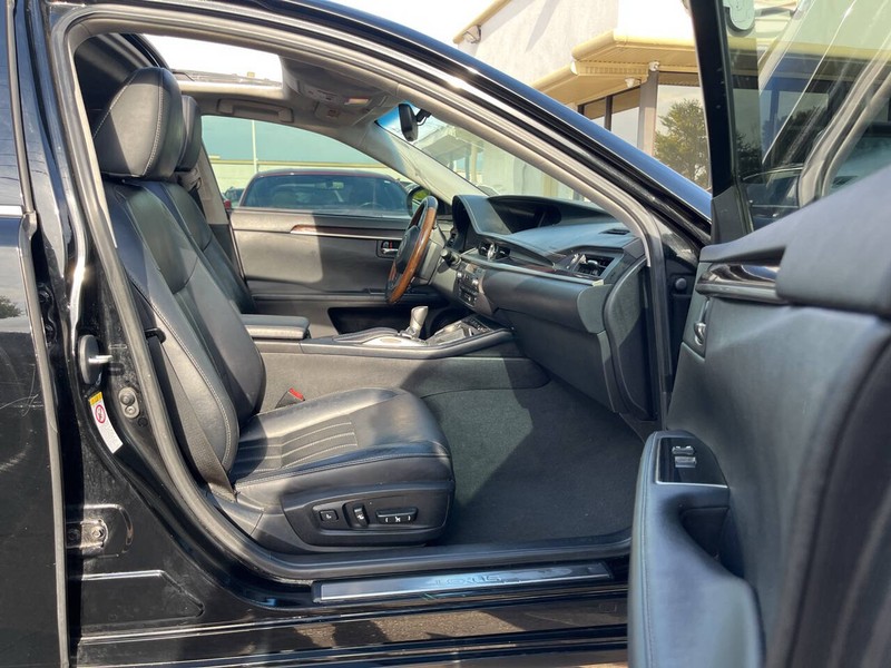 Lexus ES Vehicle Image 10