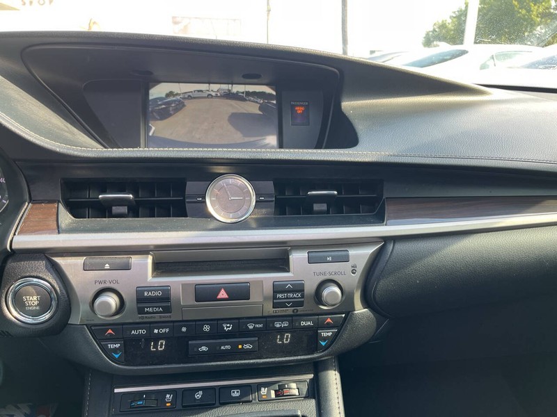 Lexus ES Vehicle Image 11