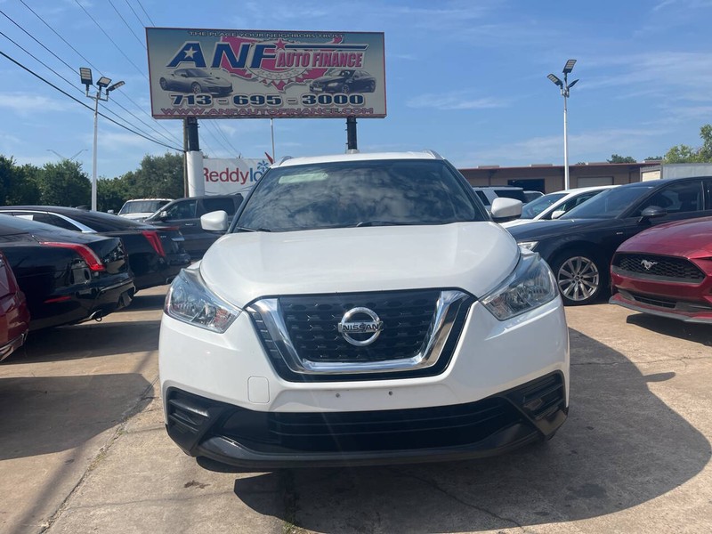 Nissan Kicks Vehicle Image 02