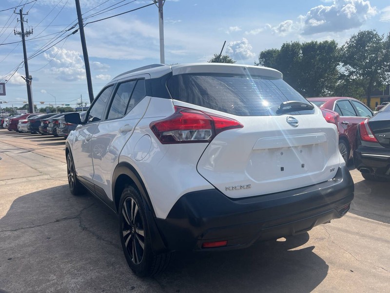 Nissan Kicks Vehicle Image 03