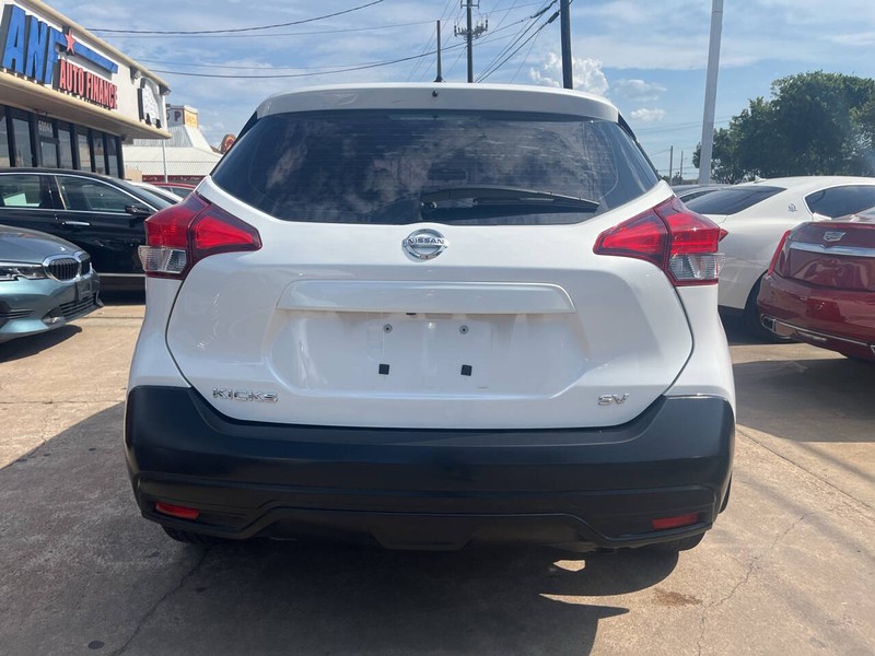 Nissan Kicks Vehicle Image 04