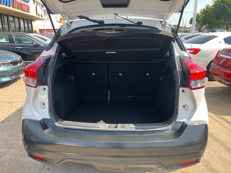 Nissan Kicks Vehicle Image 09
