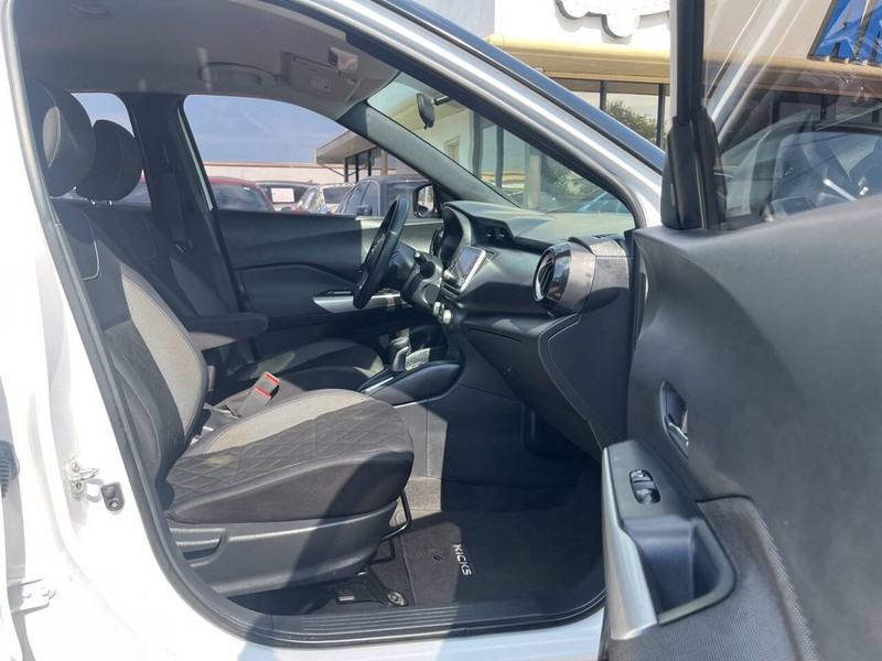 Nissan Kicks Vehicle Image 12