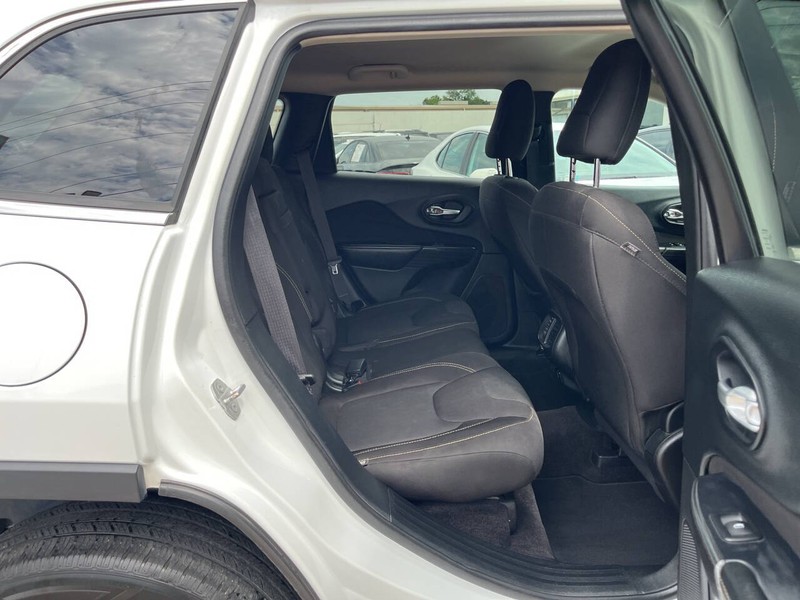 Jeep Cherokee Vehicle Image 10