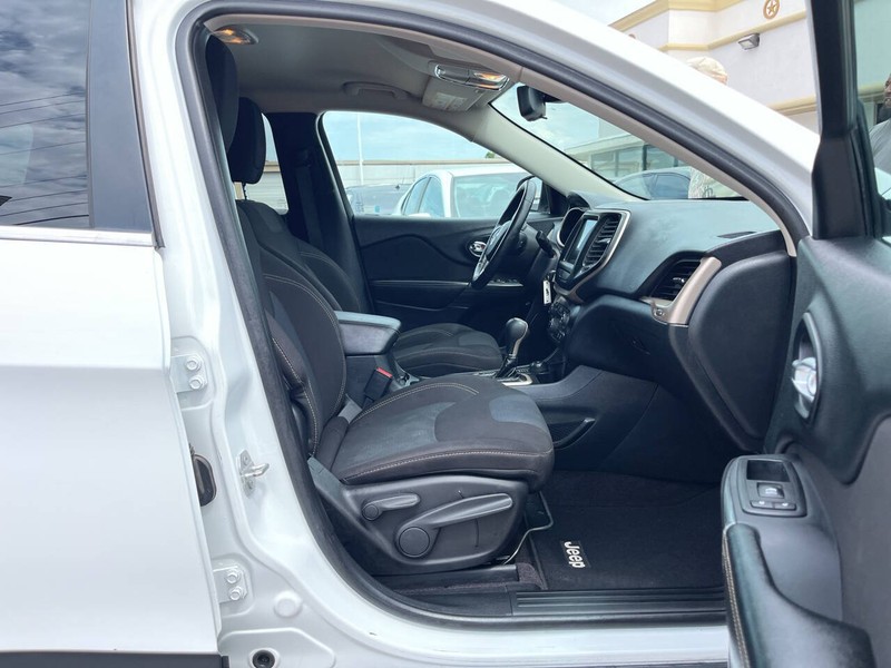 Jeep Cherokee Vehicle Image 11