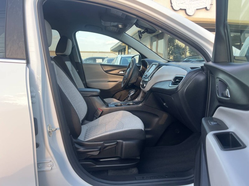 Chevrolet Equinox Vehicle Image 11