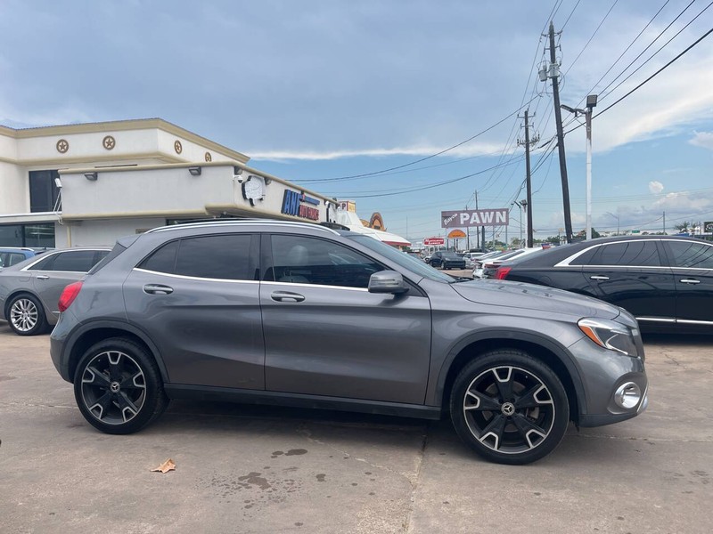 Mercedes-Benz GLA Vehicle Image 08