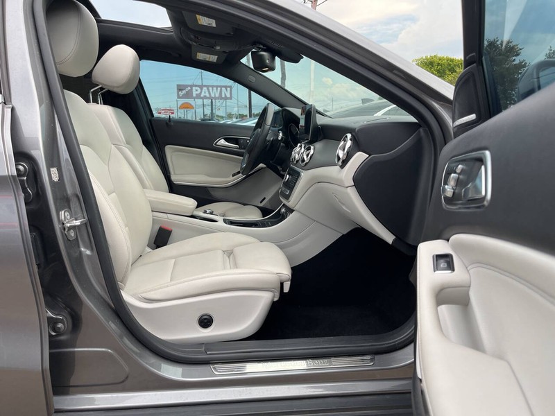 Mercedes-Benz GLA Vehicle Image 15