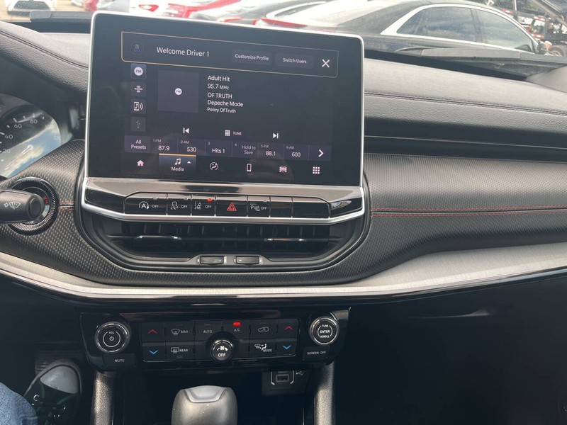 Jeep Compass Vehicle Image 14