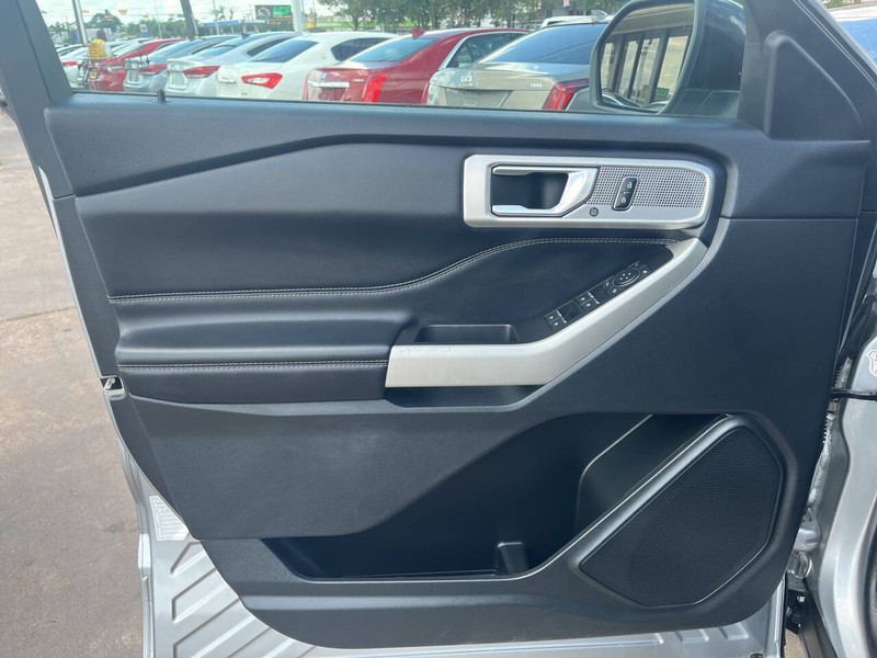 Ford Explorer Vehicle Image 06