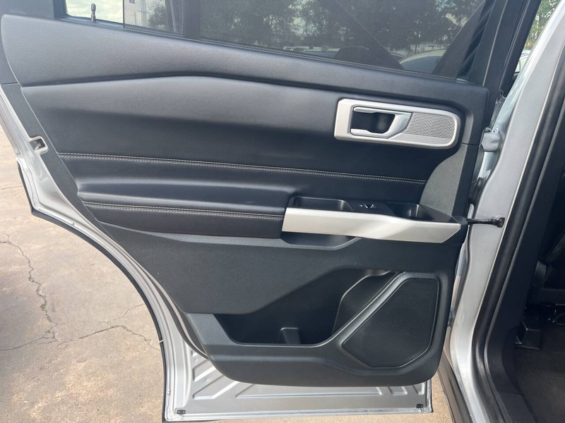Ford Explorer Vehicle Image 13