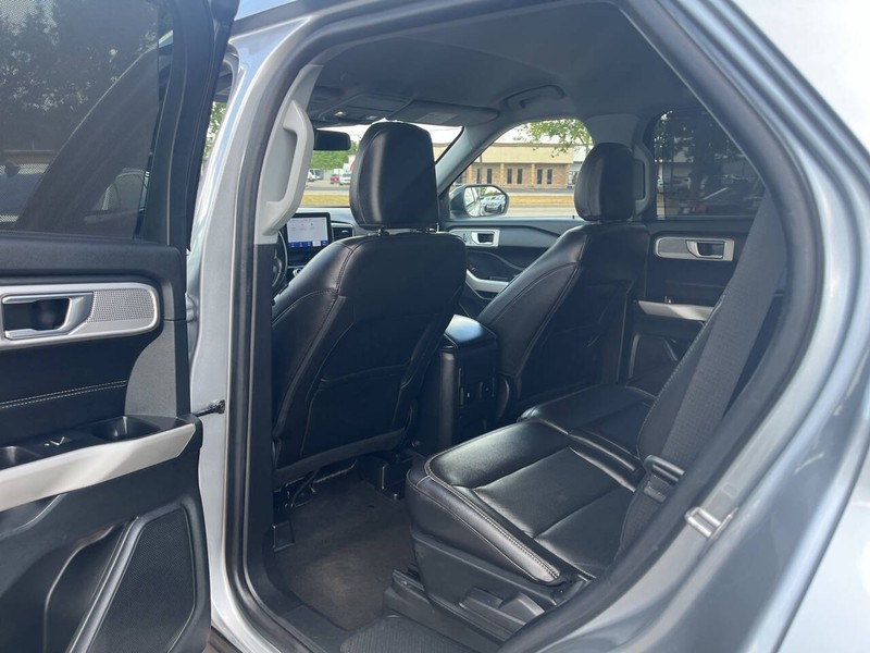 Ford Explorer Vehicle Image 15
