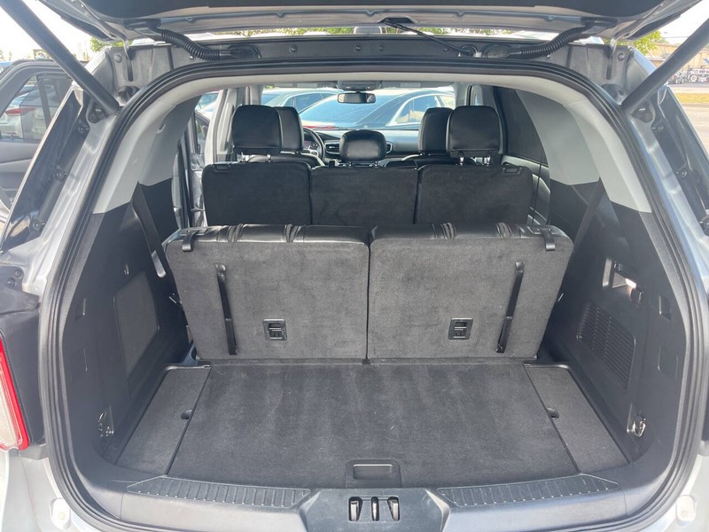 Ford Explorer Vehicle Image 18